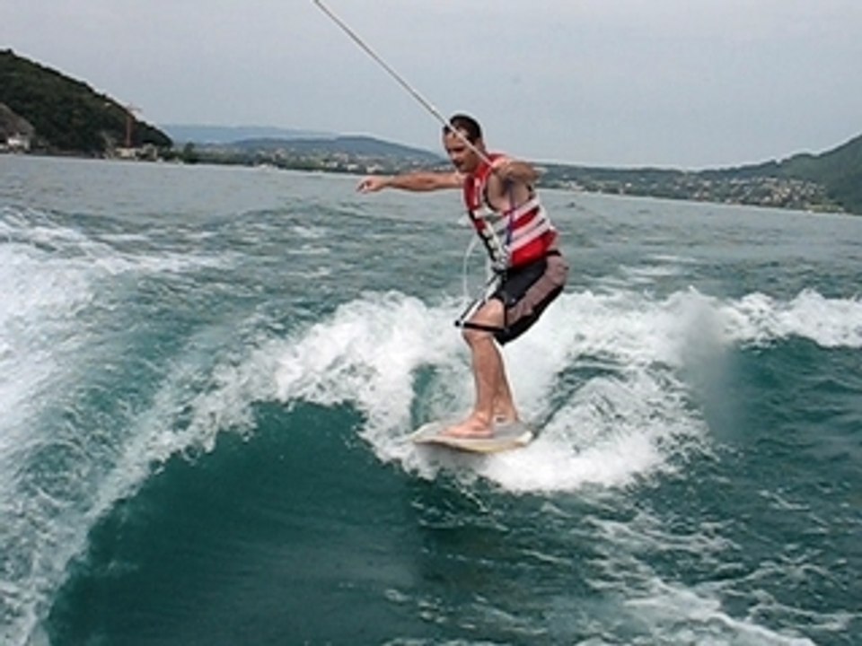 Wake surf sur le lac d'annecy
