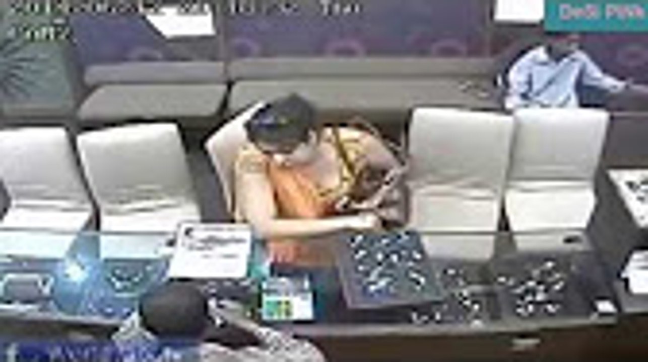 اورکرو عورت سے فلرٹ ۔عورت نے جسم دیکھا کر دوکاندار کو لوٹ لیا ۔