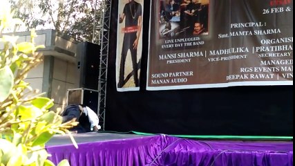 Romantic dance held in Aditi mahavidyalaya Du college amazing couple dance......... just friends