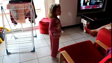 Azélie chante une chanson du père noel .