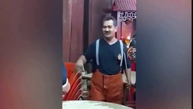 Un énorme serpent sort du plafond d'un restaurant !!