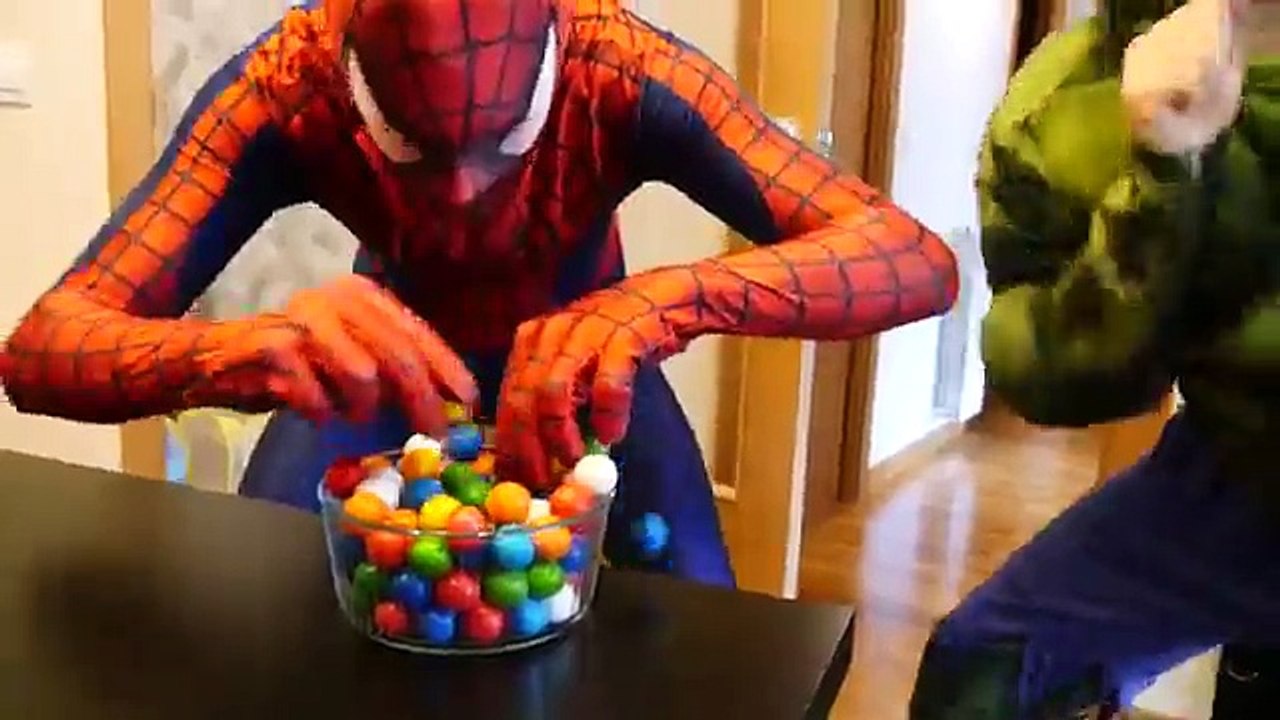 SPIDERMAN & HULK POO COLORED w/ Bubble Gum Frozen Elsa in Real Life! Fun Superhero ft SpiderElsa