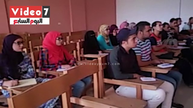 رئيس أكاديمية اليوم السابع يحاضر لطلبة سياسة واقتصاد بنى سويف