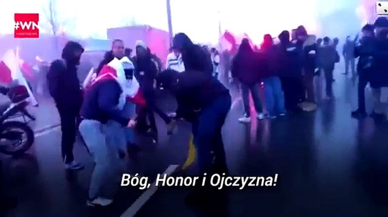 На Марше независимости в Польше сожгли украинский флаг // In March of Independence in Poland burned the Ukrainian flag