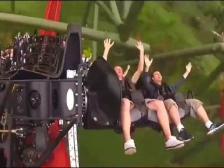 Video herunterladen: Ce Manege à sensations est juste incroyable... Fou