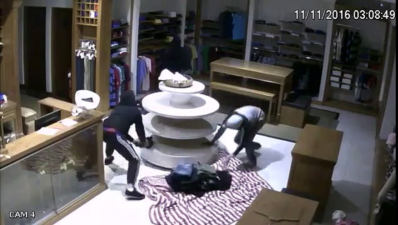 Deze Jongens Roven Een Kledingzaak Binnen 1 Minuut Compleet Leeg