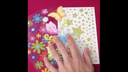 Elle récupère un pot de cornichons et peint tout l'intérieur en blanc! Ce qui s'y cache vous fera craquer!