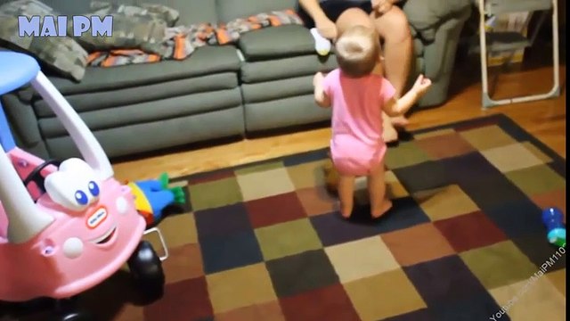 Em bé ganh tị khi bố mẹ hôn nhau