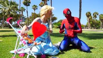 Mal Spiderman vs Elsa Frozen contra as sapatas, o ncantesimo de crianças Anna w Doces gigante