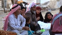 عائلات سورية تنزح من ريف الرقة الشمالي هربا من المعارك
