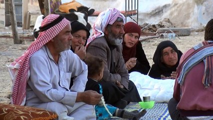 عائلات سورية تنزح من ريف الرقة الشمالي هربا من المعارك