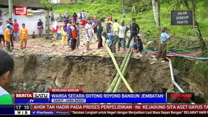 Descargar video: Warga Desa Hanjuang Garut Gotong Royong Bangun Jembatan Bambu