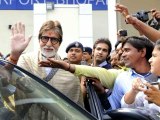 अमिताभ एटीएम से Rs 500 & 1000 Amitabh Bachchan comes out of ATM and reacts