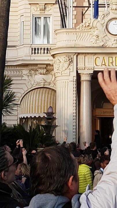 Kendji Girac a donc fait une apparition remarquée au balcon de sa suite à Cannes