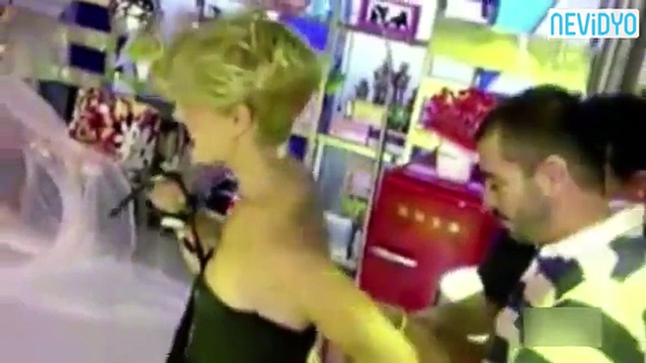 Canlı yayında göğüsleri açıldı!