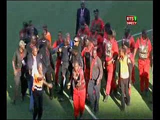 Vidéo- L’arbitre Ghanéen escorté comme un héros par les sud africains…