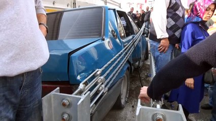 OTOMOBİL TIR İLE BARİYERLERİN ARASINDA SIKIŞTI...