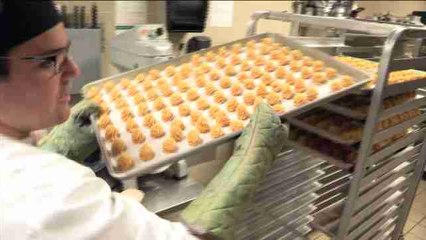 Panes y pasteles para "endulzar" la vida de jóvenes autistas en Miami