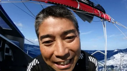 Kojiro Shiraishi déchire sa voile d'avant / Vendée Globe