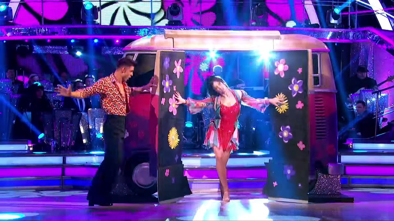 Daisy Lowe & Aljaz Salsa to 'Groove Is In The Heart' by Deee-Lite