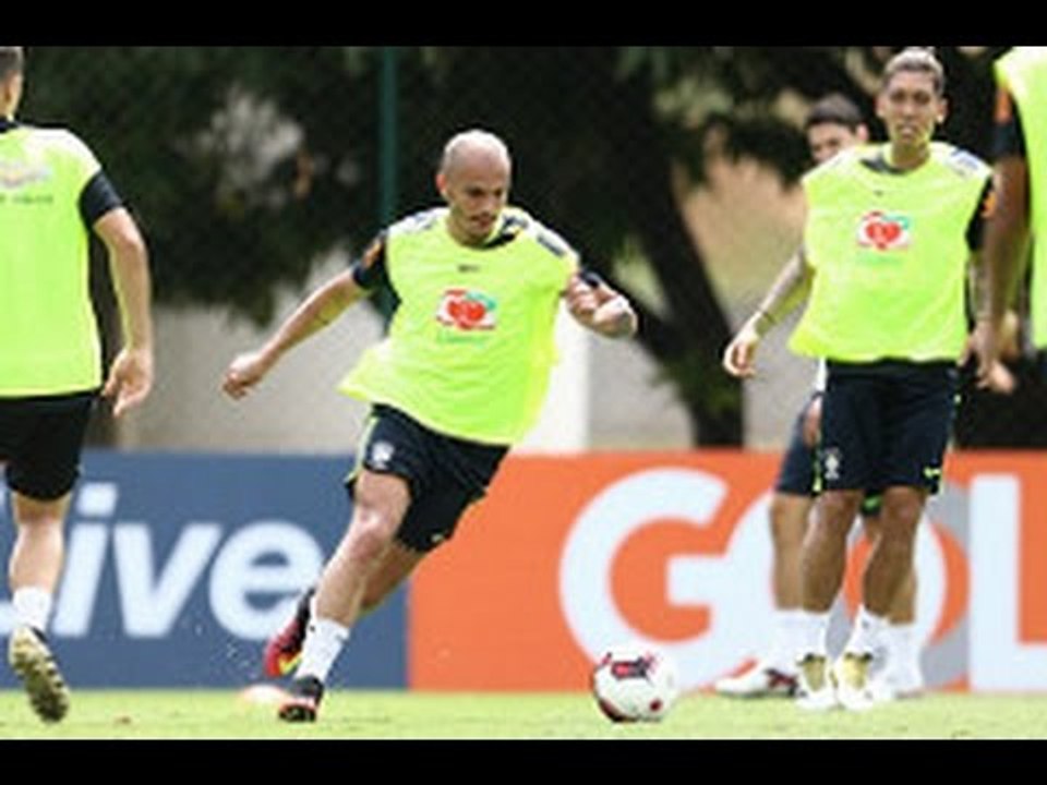 Fábio Santos integrado ao grupo da Seleção Brasileira
