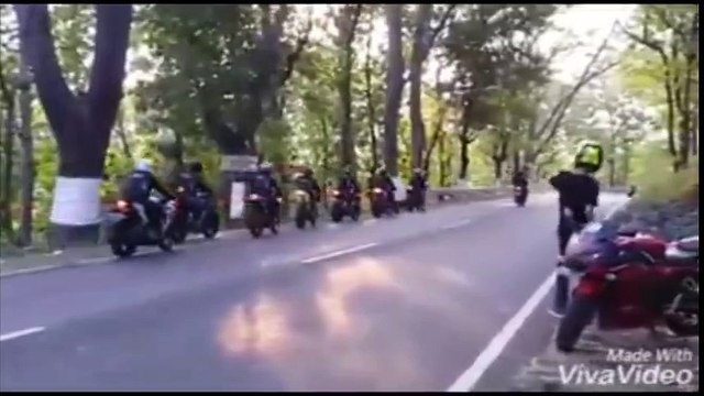 Motosiklet Sürücüsünü Yalnız Bırakmayan Arkadaşları Kesinlikle İzleyin =)