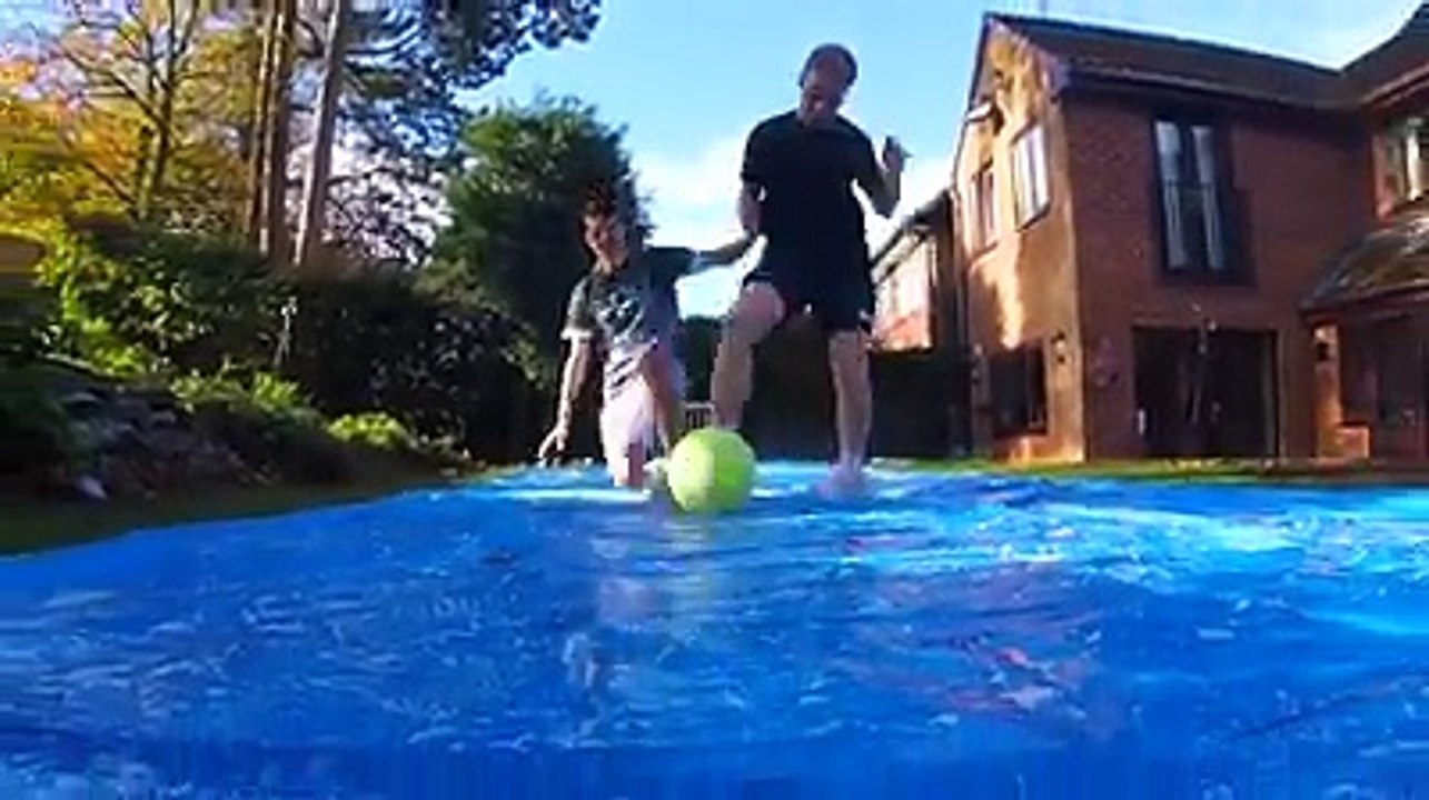 Hilarious Football game, Who would play this with there friends?