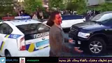 بطل مصارعة مخمور يتعرض للضرب من الشرطة