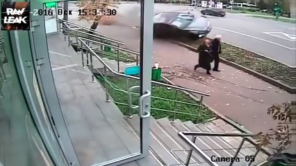 نجاه رجل وزوجته من دهس سياره باعجوبه