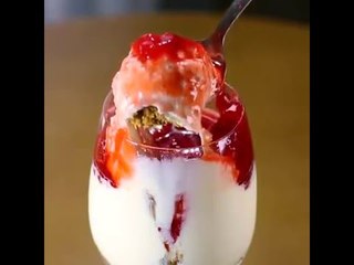 Cheesecake na taça com calda de morango