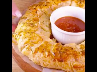 Folhado de calabresa acebolado com queijo