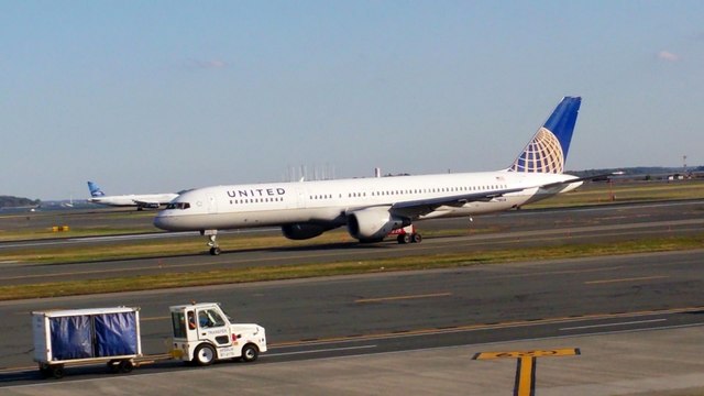 United Airlines Boston Logan Airplan Plane Spotting Taxing for take off landing