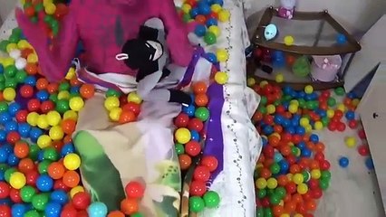 ✿✿ SMELLY FEET Frozen Elsa vs ! w Spiderman Pink Spidergirl Maleficent Joker Hulk AnnaFunny