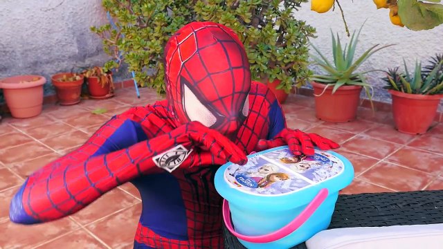 Đồ chơi trẻ em Siêu nhân người nhện chọc không cho công chúa Frozen Elsa tắm nắng