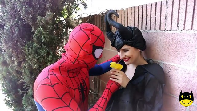 Joker Kissed Pink Spidergirl Superhero Fun vs Spiderman KISSES Maleficent! Frozen Elsa Bad Baby