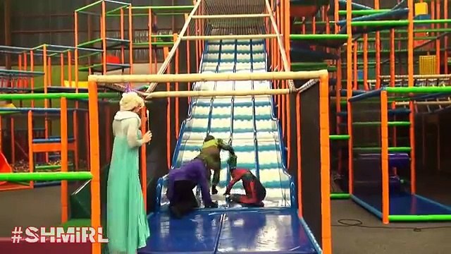 Is Spiderman Kissing Anna Or Elsa w Frozen Elsa Spiderman Pink Spidergirl Joker SHMIRL