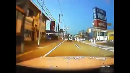 Accident de voiture mortel en direct - Caméra de surveillance [Sécurité] +18 partie  (2) HD