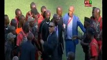 Non c'est honteux comment l'Afrique peut se développer  avec ces mentalités la un arbitre qui truc des match