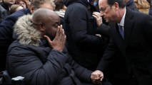 Parigi, Hollande rende omaggio alle vittime delle stragi dell'anno scorso