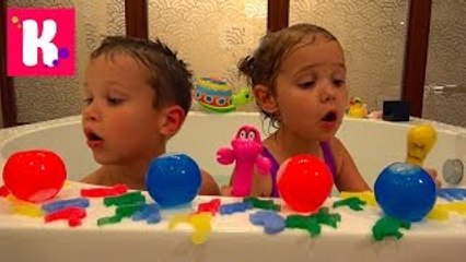 В огромной ванной Животные и водяные бомбочки Макс и Катя забросали папу водой игрушки для воды