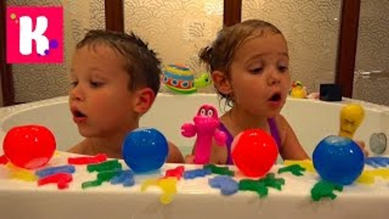 В огромной ванной Животные и водяные бомбочки Макс и Катя забросали папу водой игрушки для воды