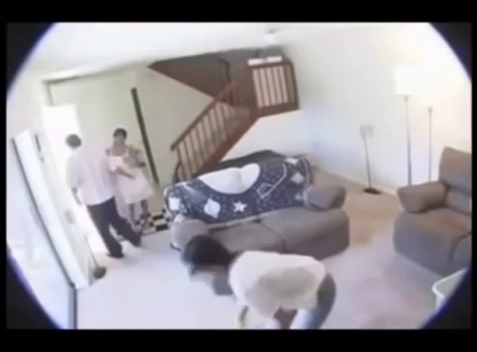 Une femme et sa maîtresse surprises par une caméra