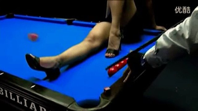 Fa sdraiare la ragazza sul biliardo e quello che fa con lei lascia senza parole!