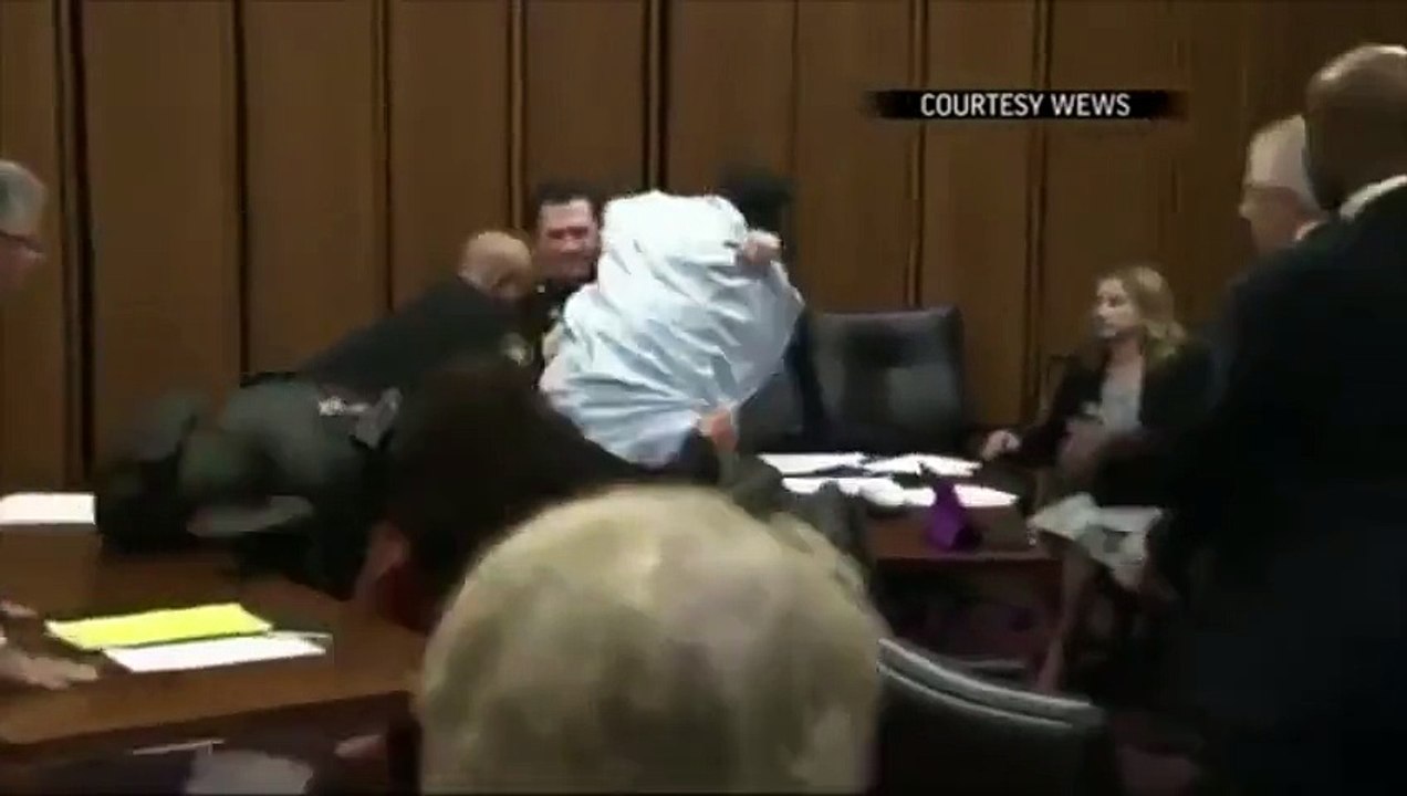 Un homme se jette sur l’assassin de sa fille en plein procès