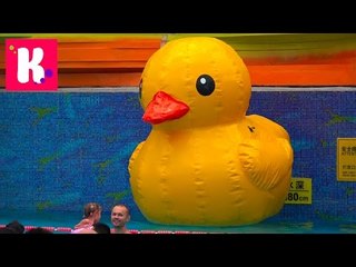 Катя купается в огромном бассейне с уточкой в аквапарке и 1100 магазинов игрушек в одном Центре