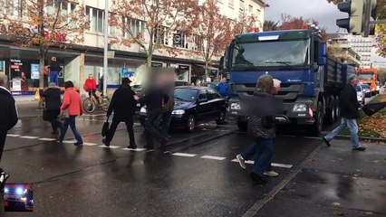 Polizist schafft freie Bahn! - Fußgänger blockieren Rettungsgasse