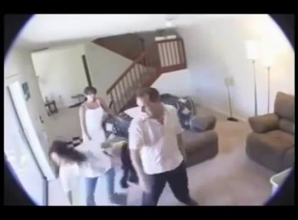 Ce mari jaloux planque une caméra pour surveiller sa femme... regardez ce qu'il va découvrir! Choqué....
