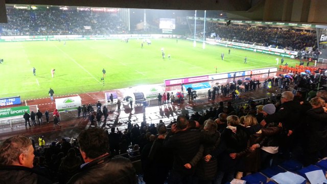 Les supporters de l'Aviron Bayonnais entonnent le traditionnel Hegoak pour saluer la victoire contre Clermont