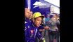 Valentino Rossi le da una patada a una señora en el paddock de Cheste