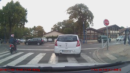 jeune à scooter qui fait n'importe quoi